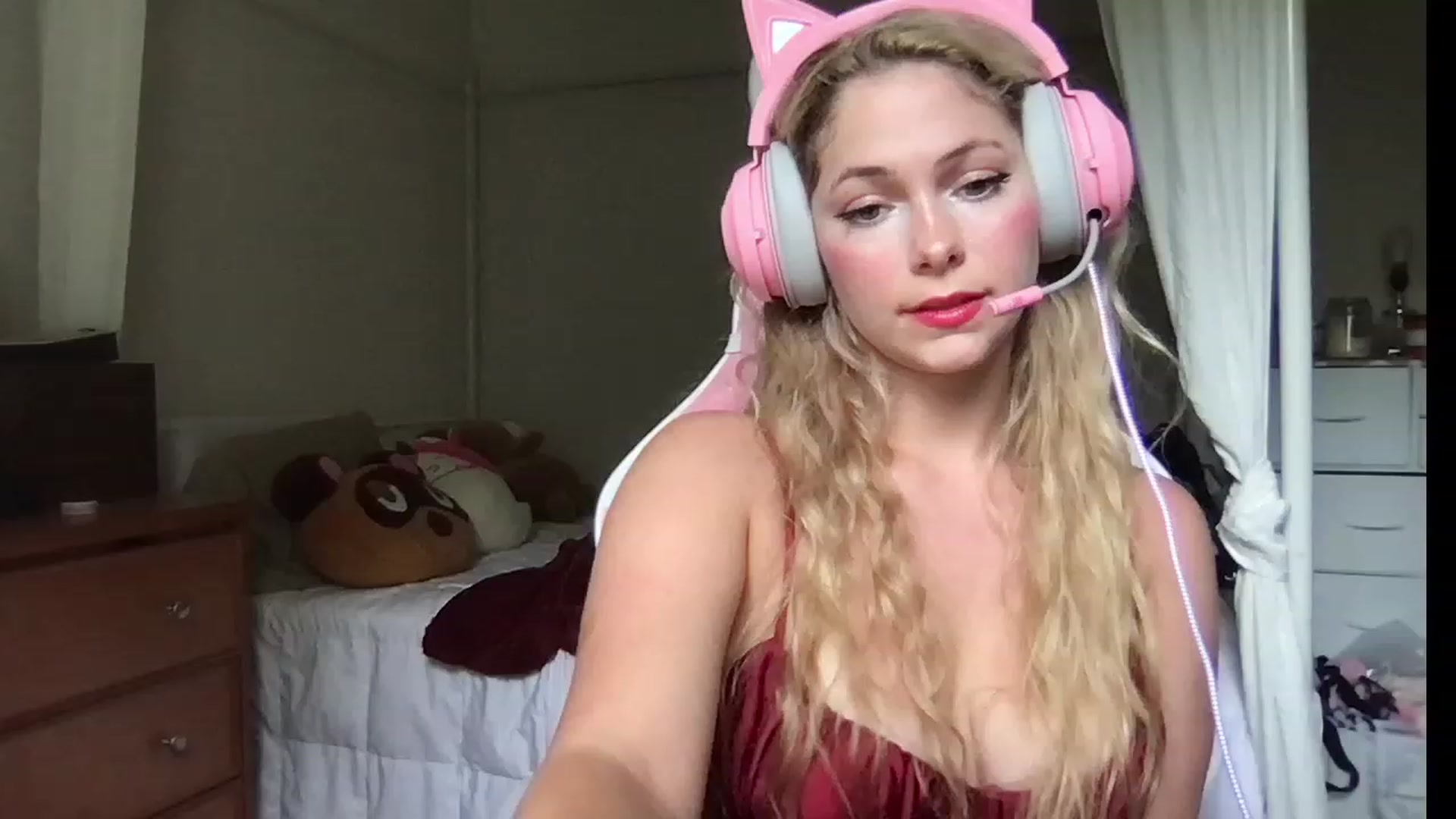Gallery image thumbnail from lolypopbubble's myfreecams stream on, 08/03/2023, 18:47 image 10 of 20