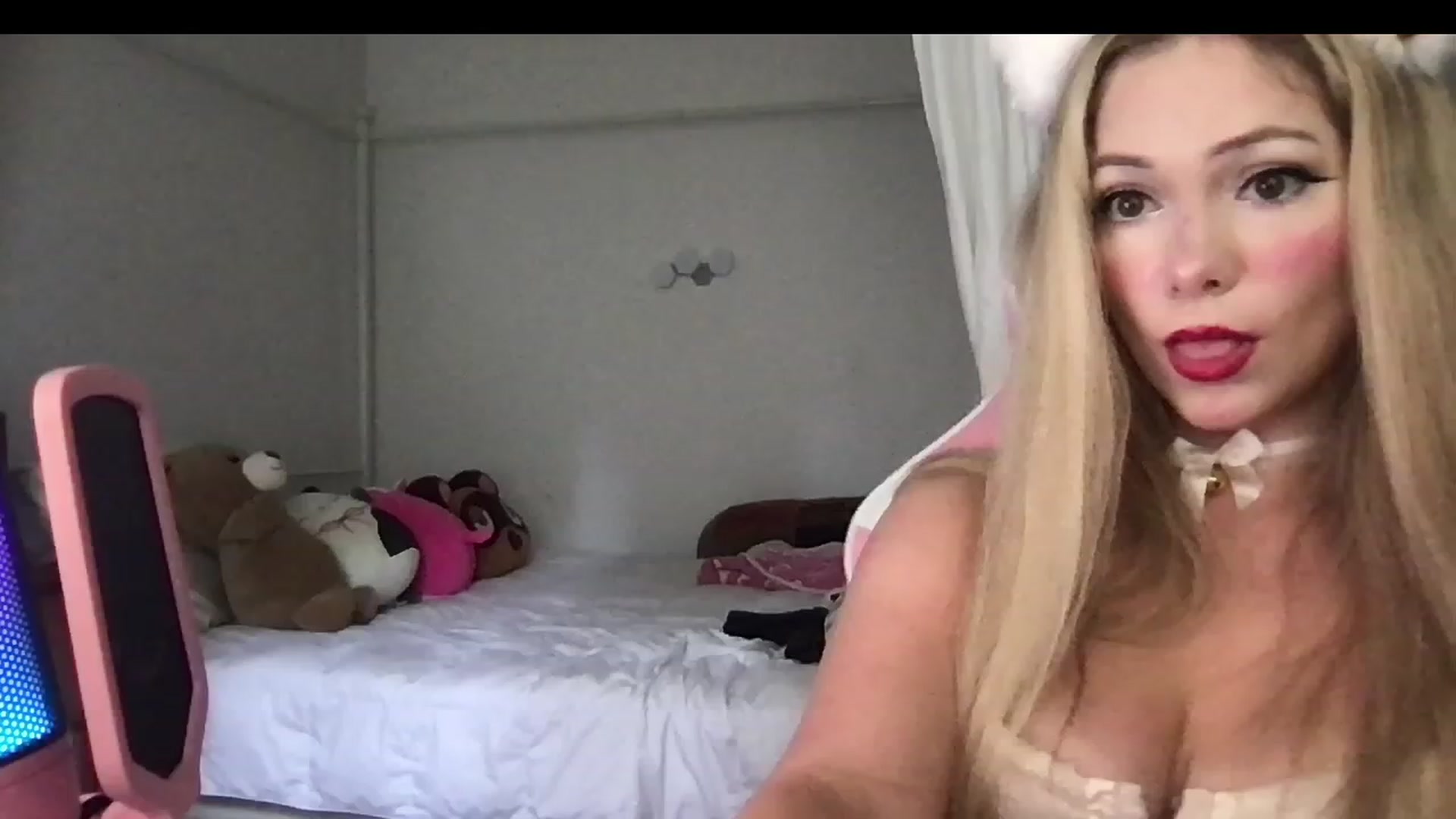 Gallery image thumbnail from lolypopbubble's myfreecams stream on, 08/14/2023, 15:47 image 15 of 20