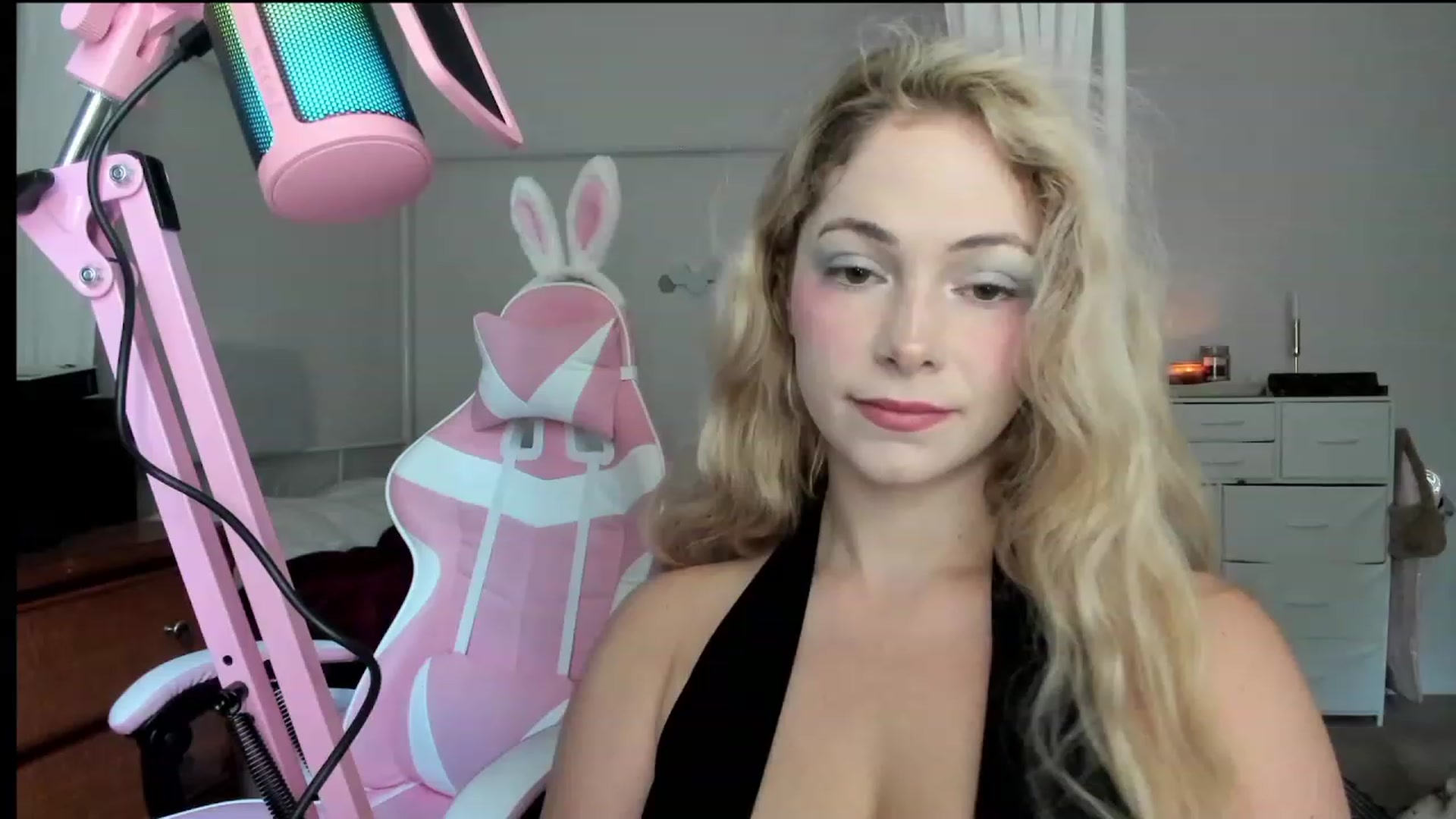 Gallery image thumbnail from lolypopbubble's myfreecams stream on, 10/16/2023, 17:45 image 2 of 20