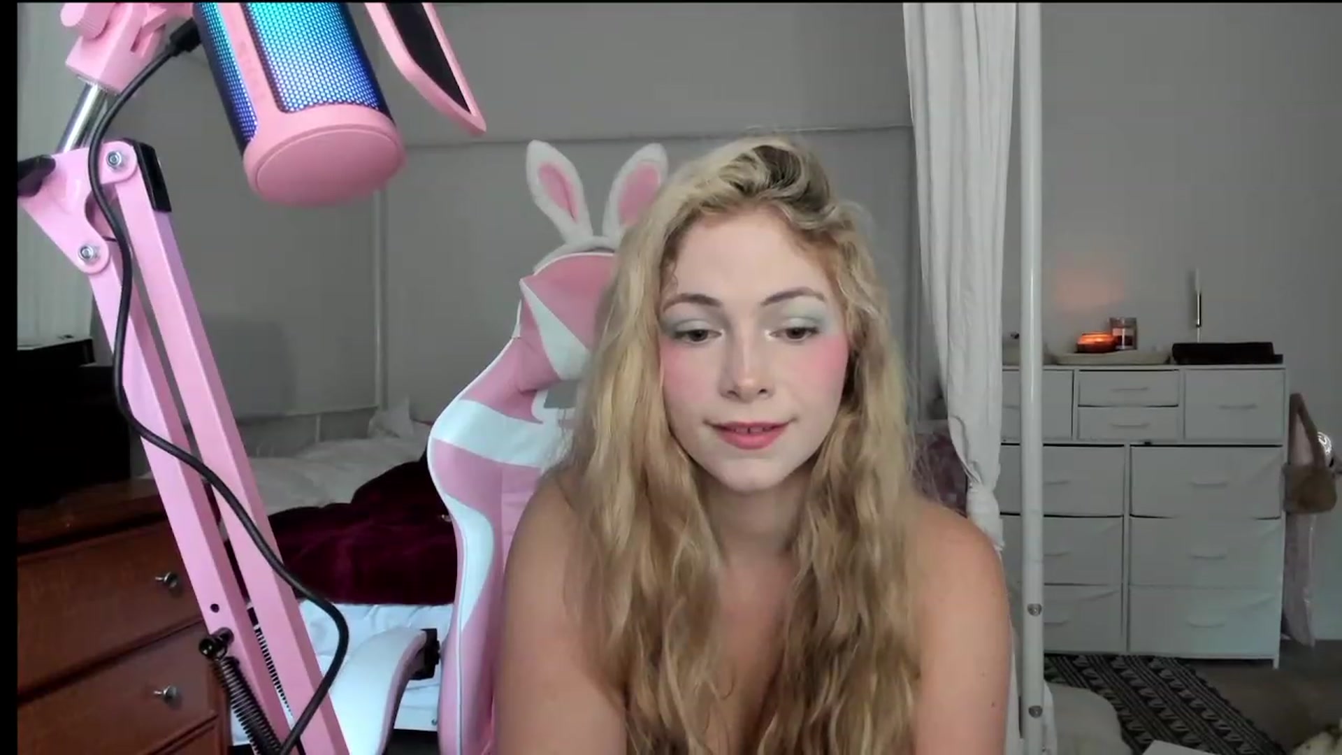 Gallery image thumbnail from lolypopbubble's myfreecams stream on, 10/16/2023, 17:45 image 13 of 20