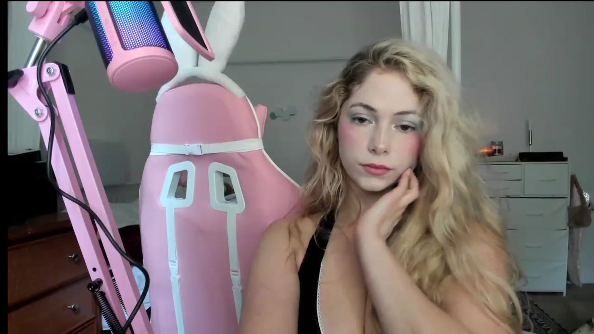 Gallery image thumbnail from lolypopbubble's myfreecams stream on, 10/16/2023, 17:45 image 19 of 20