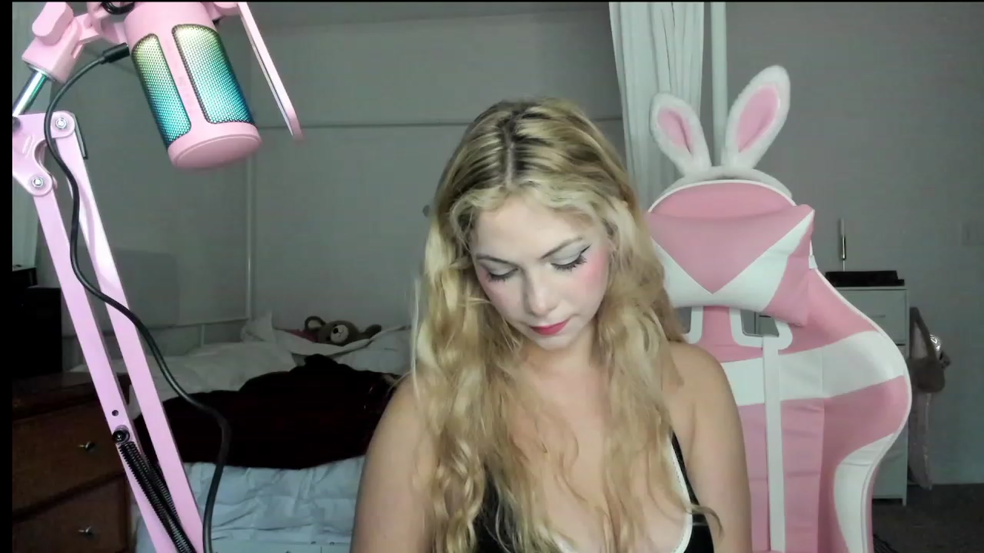 Gallery image thumbnail from lolypopbubble's myfreecams stream on, 10/16/2023, 20:57 image 20 of 20