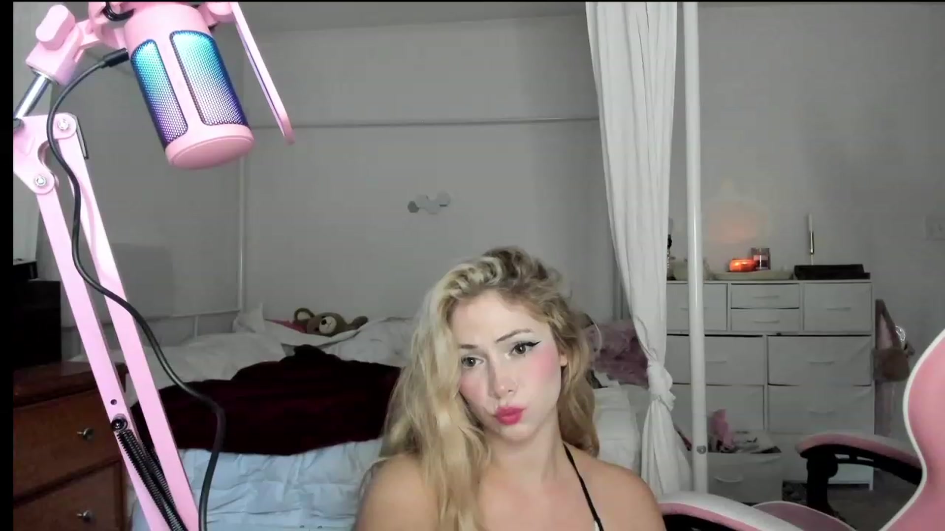 Gallery image thumbnail from lolypopbubble's myfreecams stream on, 10/16/2023, 20:57 image 15 of 20