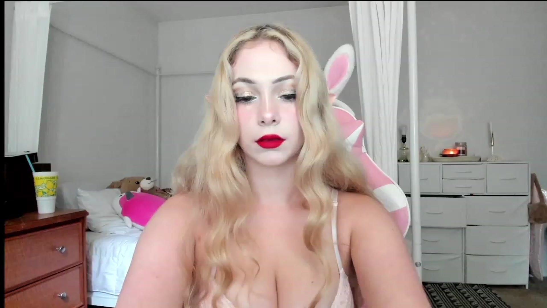Gallery image thumbnail from lolypopbubble's myfreecams stream on, 10/18/2023, 16:46 image 1 of 20