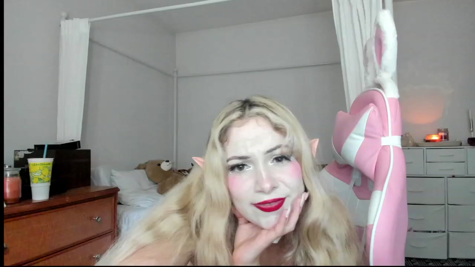 Gallery image thumbnail from lolypopbubble's myfreecams stream on, 10/18/2023, 20:51 image 20 of 20