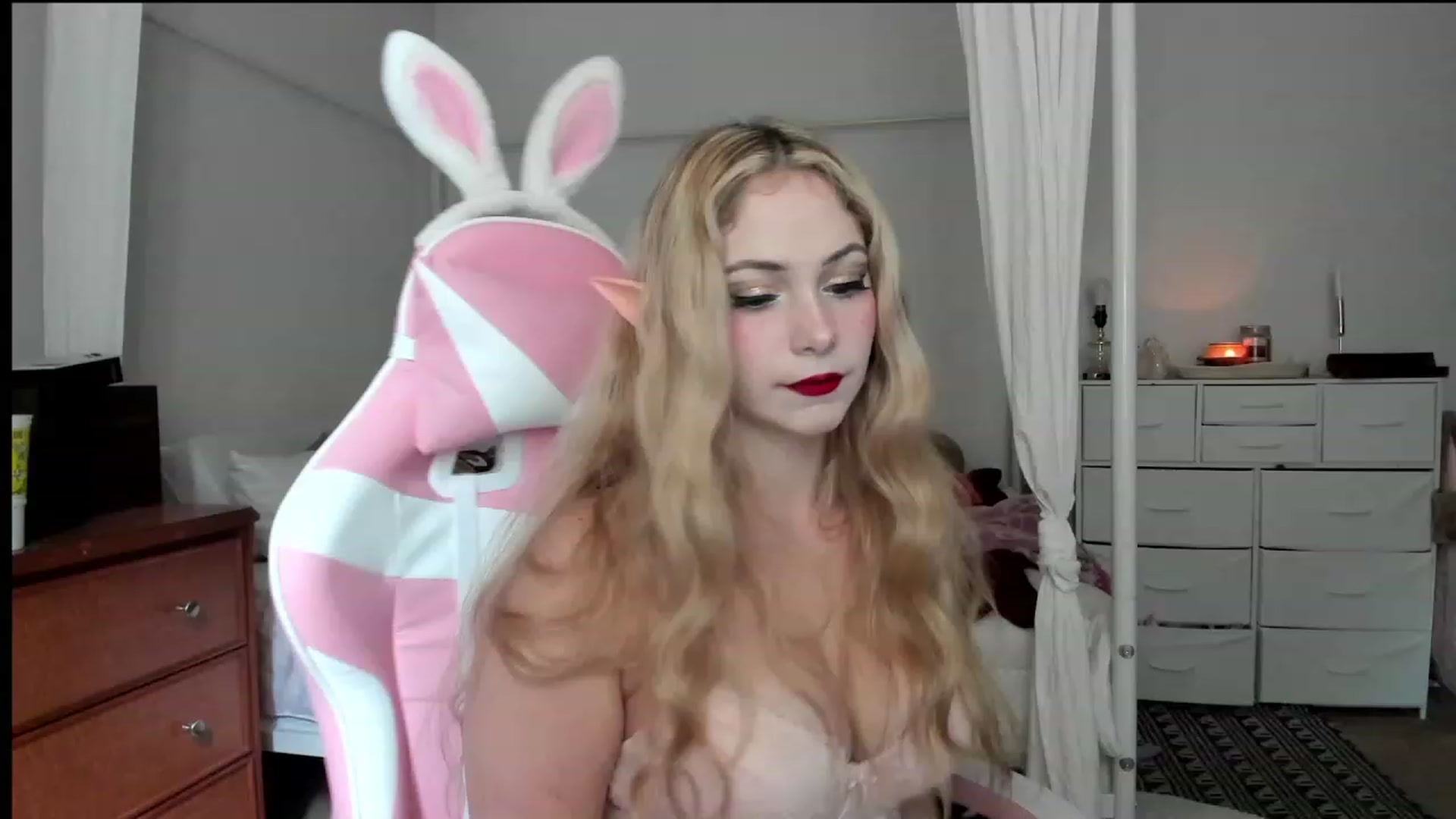 Gallery image thumbnail from lolypopbubble's myfreecams stream on, 10/18/2023, 20:51 image 1 of 20