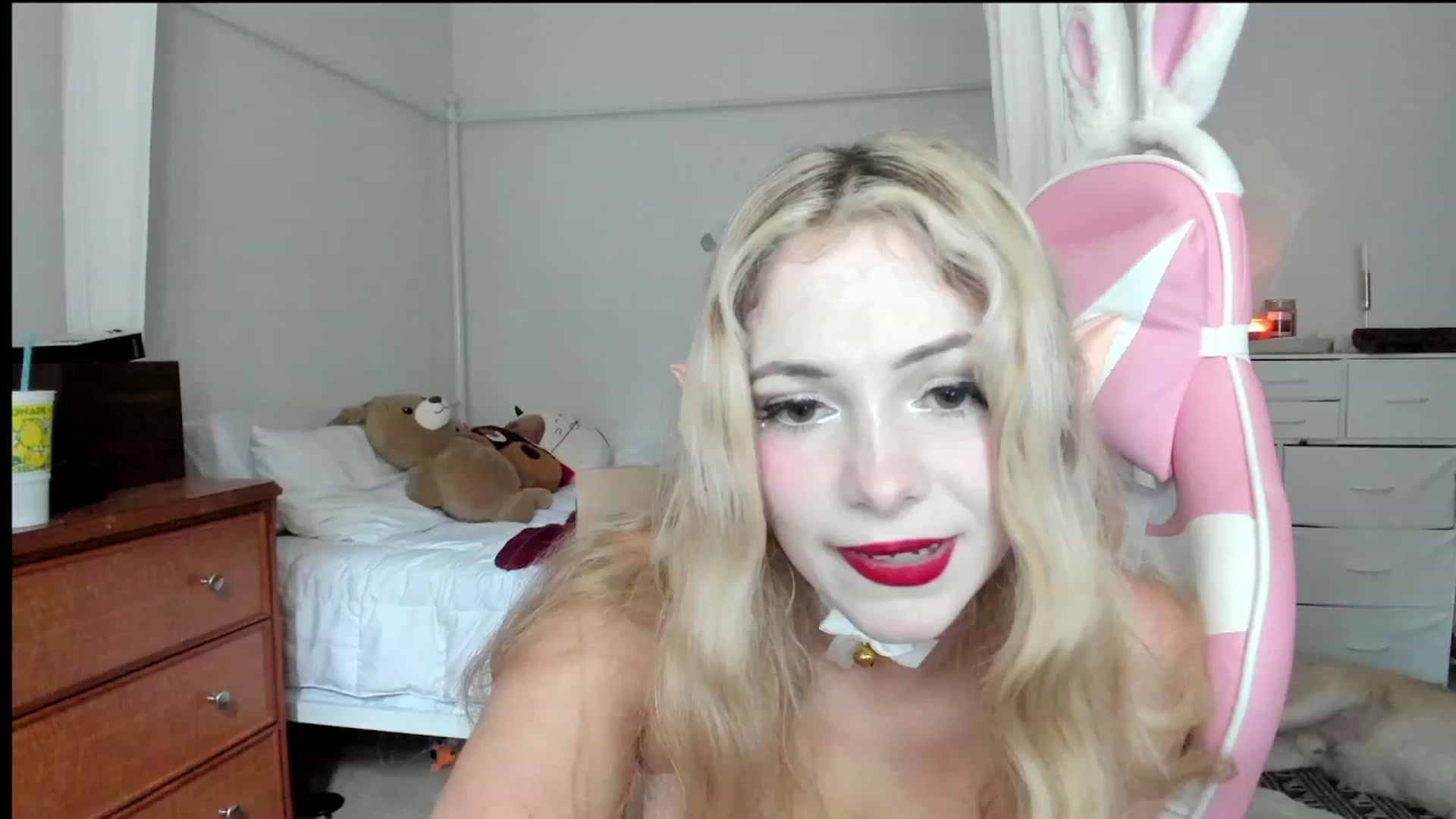 Gallery image thumbnail from lolypopbubble's myfreecams stream on, 10/18/2023, 20:51 image 14 of 20