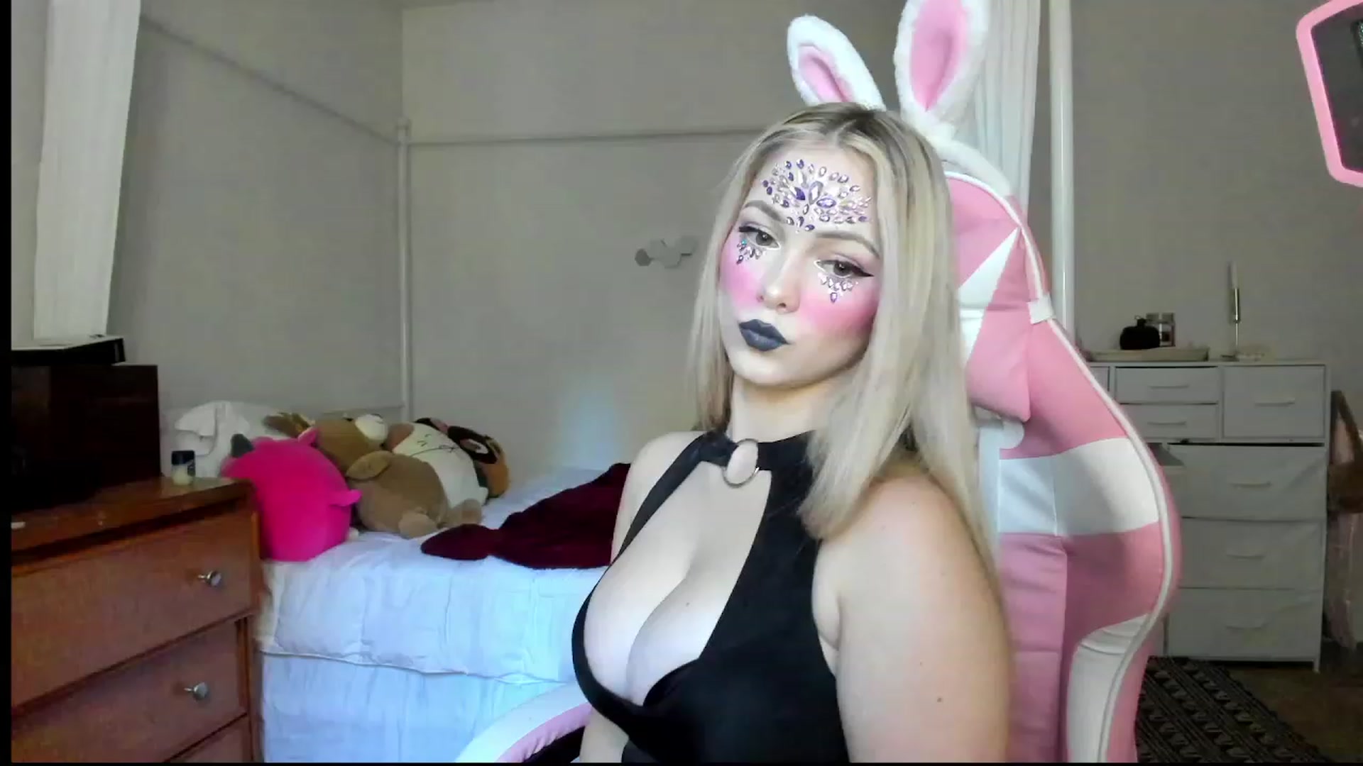 Gallery image thumbnail from lolypopbubble's myfreecams stream on, 10/23/2023, 16:18 image 18 of 20