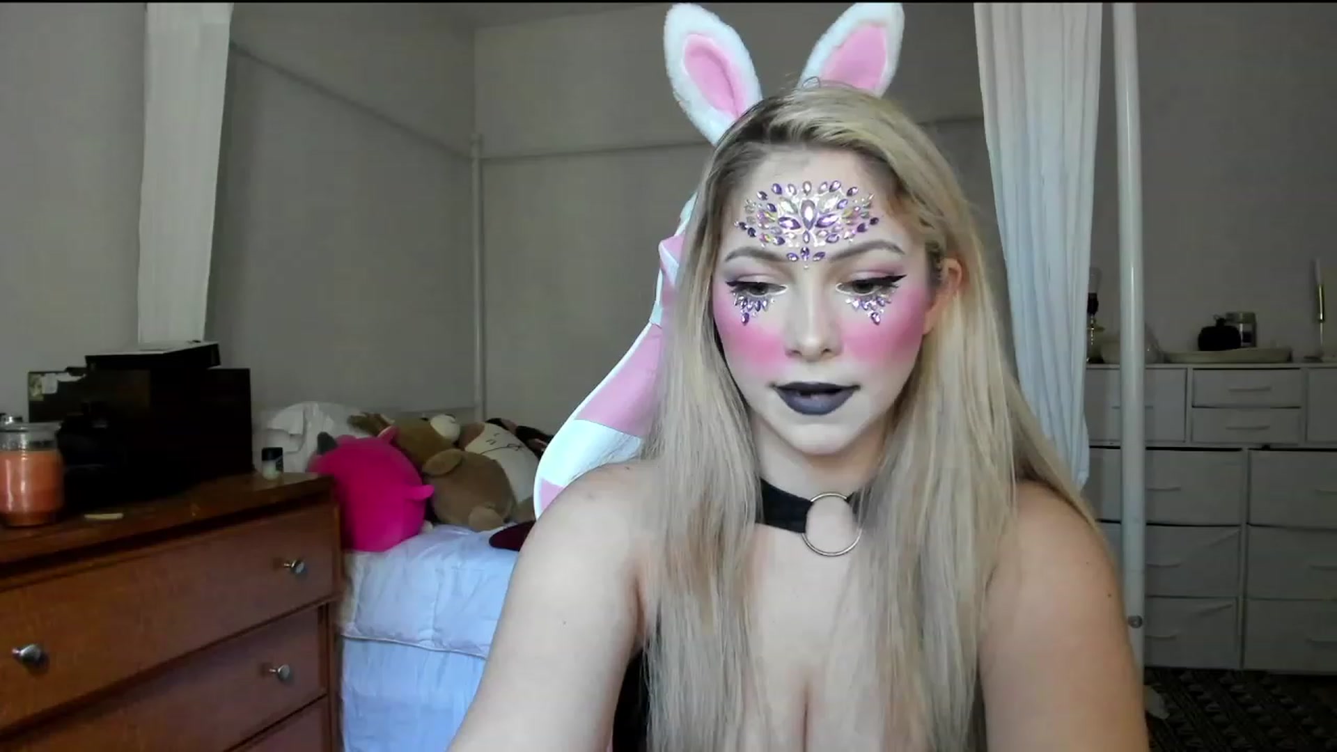 Gallery image thumbnail from lolypopbubble's myfreecams stream on, 10/23/2023, 19:36 image 12 of 20