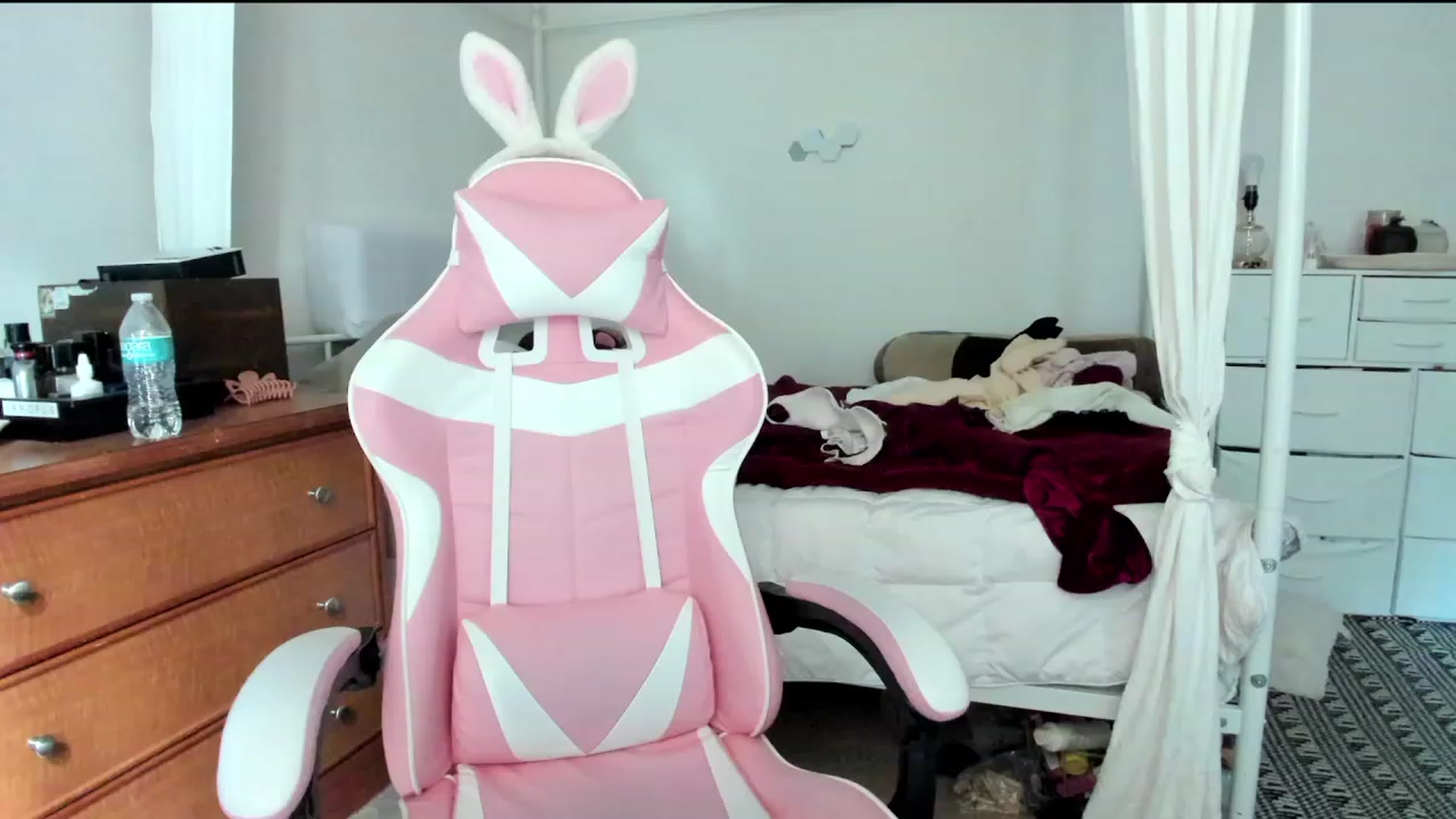 Gallery image thumbnail from lolypopbubble's myfreecams stream on, 10/31/2023, 20:03 image 17 of 20