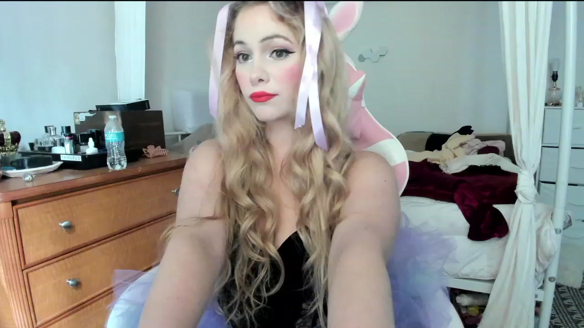 Gallery image thumbnail from lolypopbubble's myfreecams stream on, 10/31/2023, 20:03 image 4 of 20
