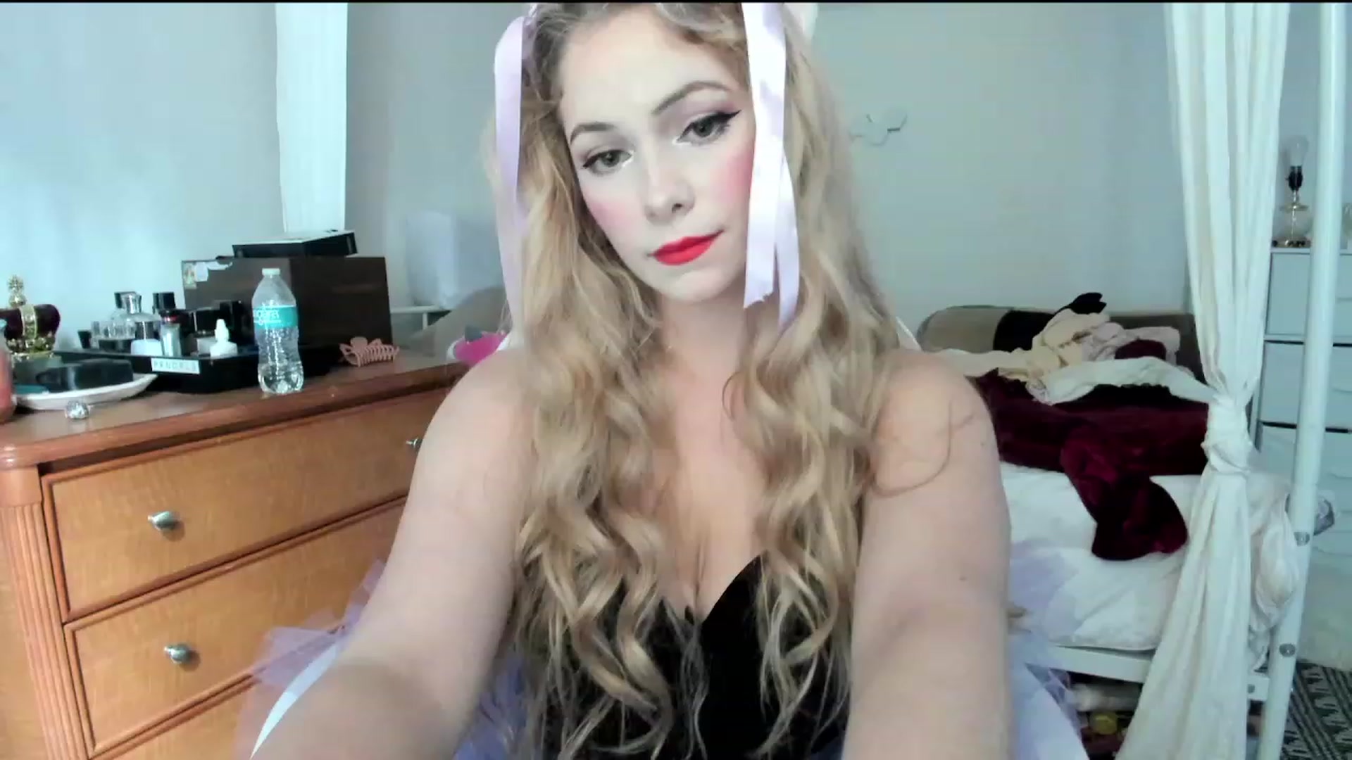 Gallery image thumbnail from lolypopbubble's myfreecams stream on, 10/31/2023, 20:03 image 8 of 20