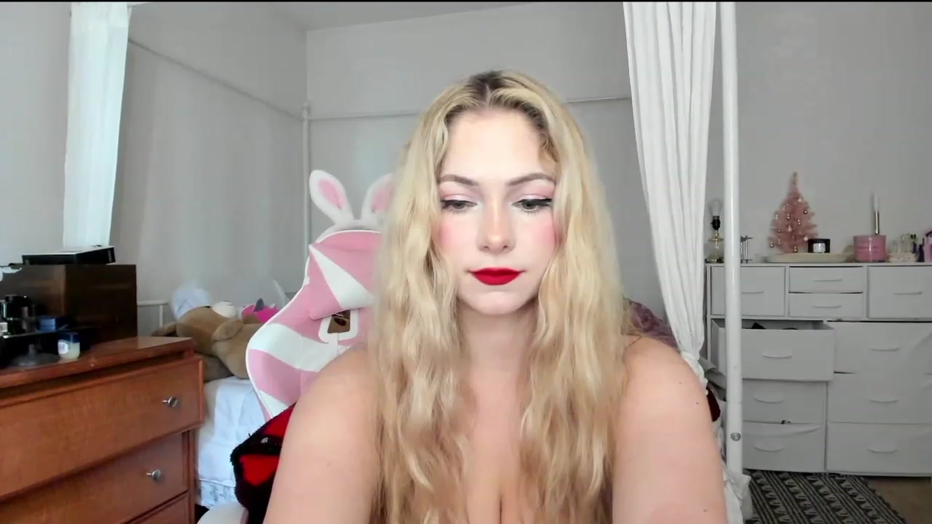 Gallery image thumbnail from lolypopbubble's myfreecams stream on, 11/06/2023, 19:02 image 20 of 20