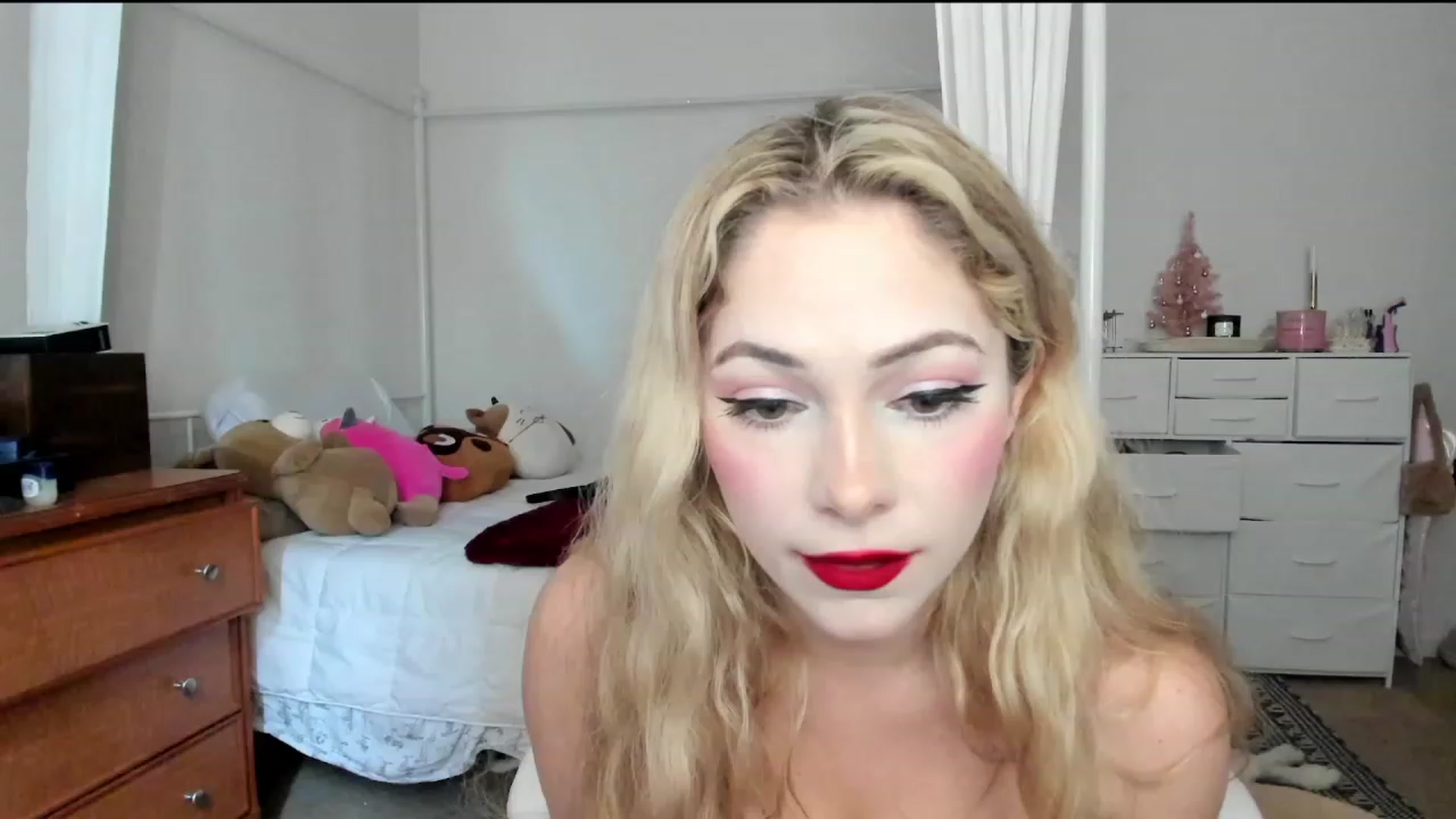 Gallery image thumbnail from lolypopbubble's myfreecams stream on, 11/06/2023, 19:02 image 4 of 20