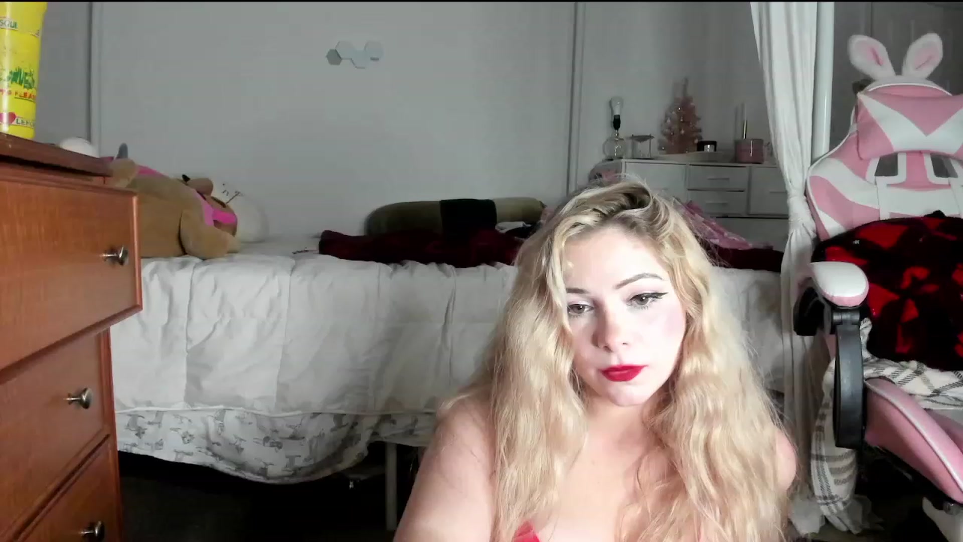 Gallery image thumbnail from lolypopbubble's myfreecams stream on, 11/06/2023, 22:38 image 13 of 20