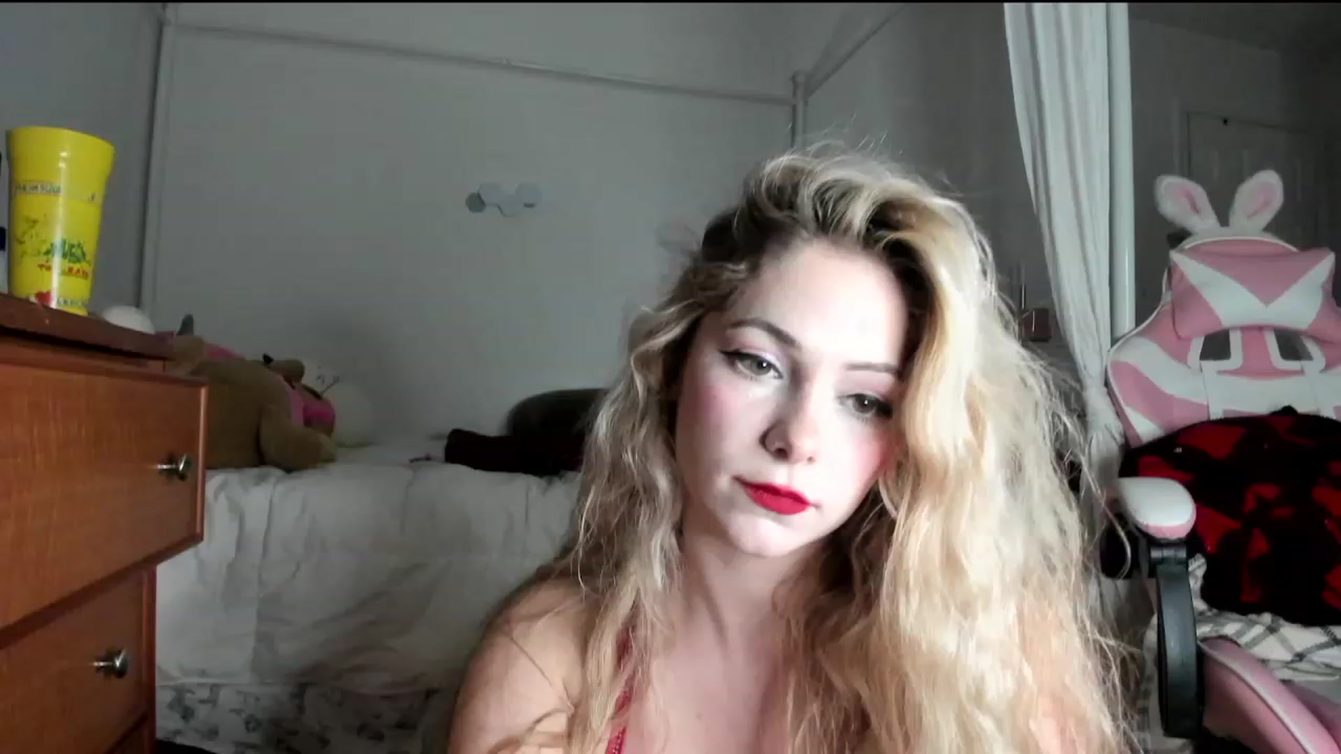 Gallery image thumbnail from lolypopbubble's myfreecams stream on, 11/06/2023, 22:38 image 12 of 20