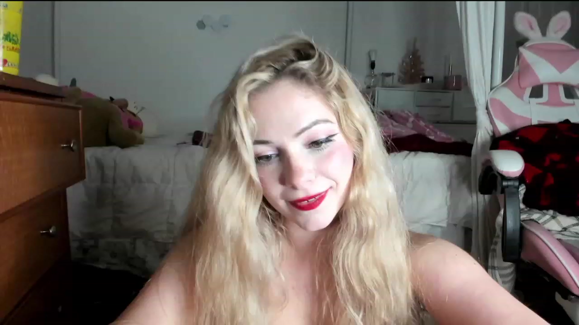 Gallery image thumbnail from lolypopbubble's myfreecams stream on, 11/06/2023, 22:38 image 14 of 20