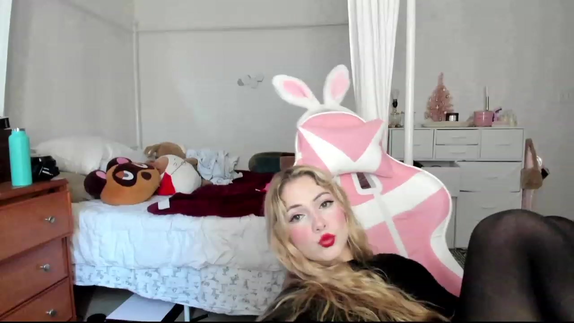 Gallery image thumbnail from lolypopbubble's myfreecams stream on, 11/07/2023, 16:48 image 9 of 20