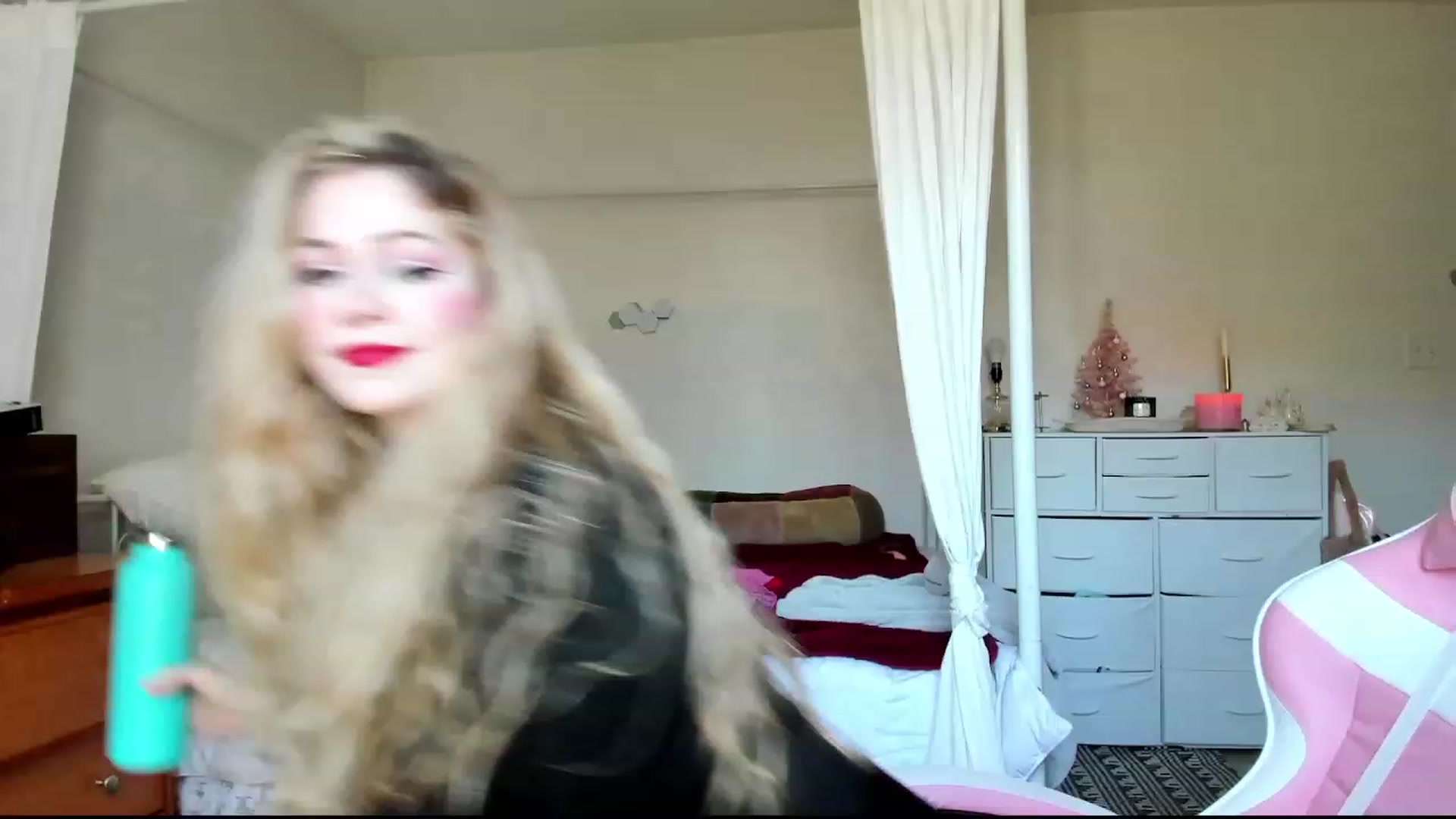 Gallery image thumbnail from lolypopbubble's myfreecams stream on, 11/07/2023, 19:29 image 18 of 20