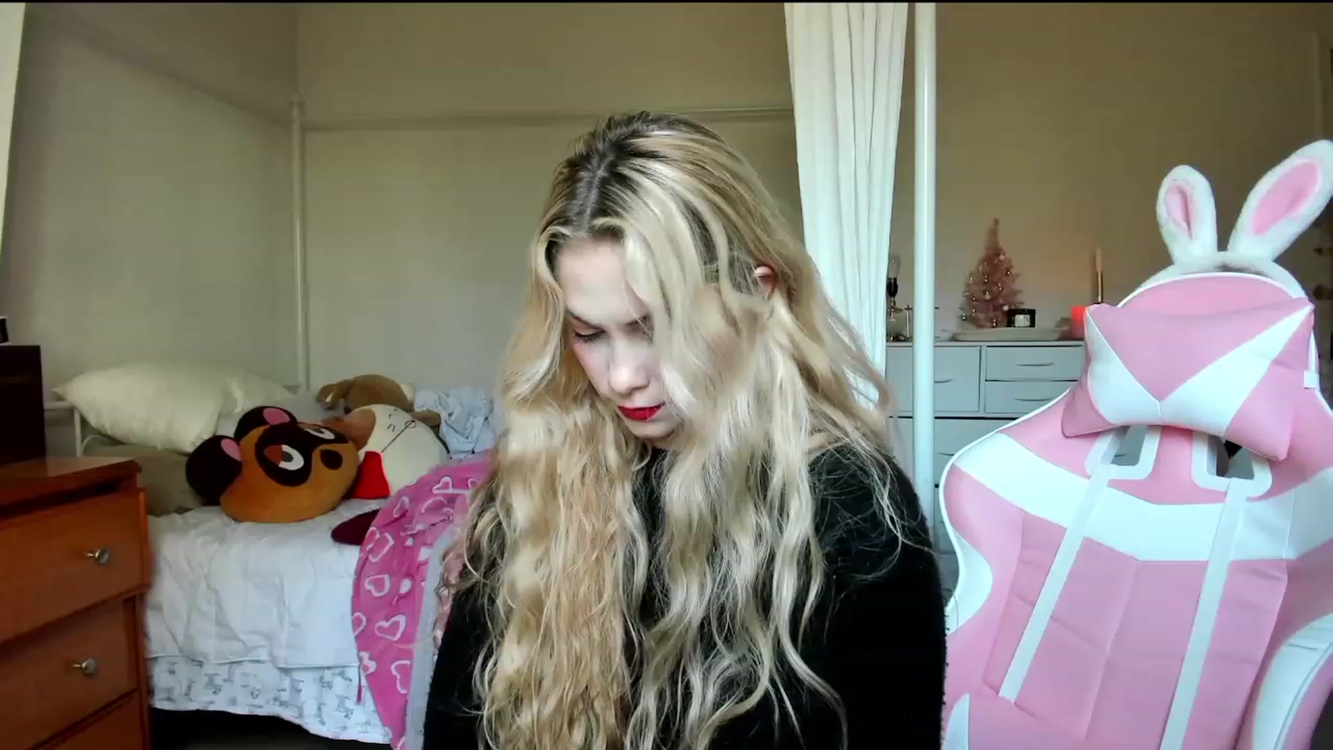 Gallery image thumbnail from lolypopbubble's myfreecams stream on, 11/07/2023, 21:47 image 12 of 20