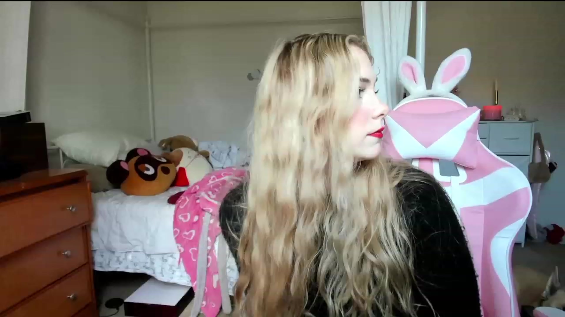 Gallery image thumbnail from lolypopbubble's myfreecams stream on, 11/07/2023, 21:47 image 4 of 20