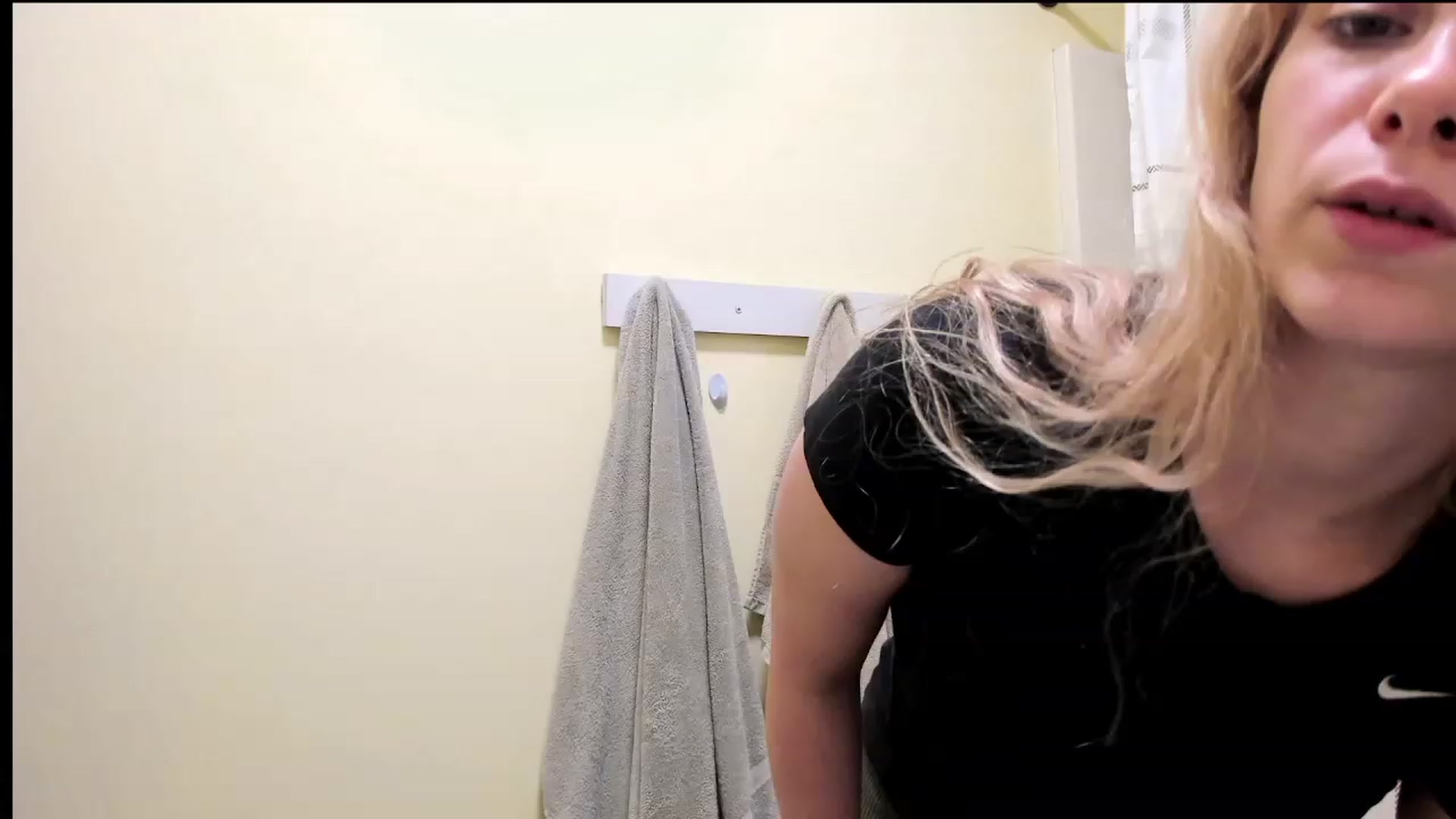 Gallery image thumbnail from lolypopbubble's myfreecams stream on, 11/16/2023, 15:42 image 10 of 20