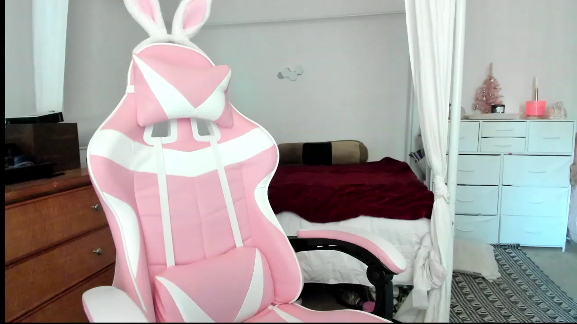 Gallery image thumbnail from lolypopbubble's myfreecams stream on, 11/16/2023, 18:07 image 10 of 20