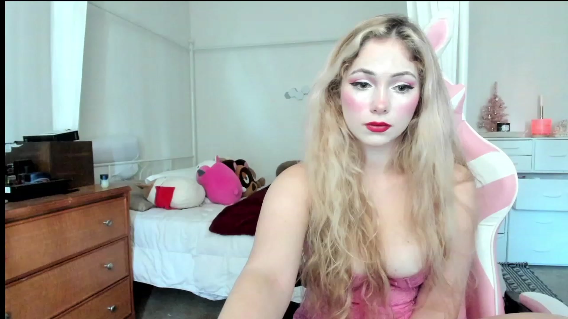 Gallery image thumbnail from lolypopbubble's myfreecams stream on, 11/16/2023, 19:13 image 3 of 20