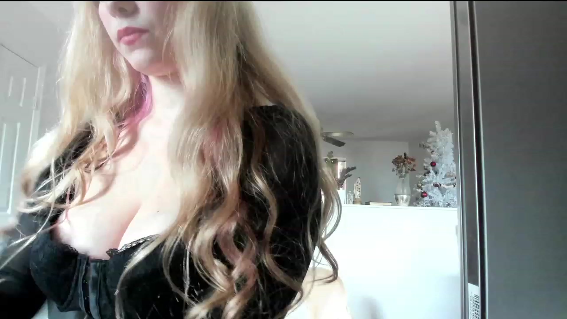 Gallery image thumbnail from lolypopbubble's myfreecams stream on, 12/05/2023, 20:15 image 14 of 20