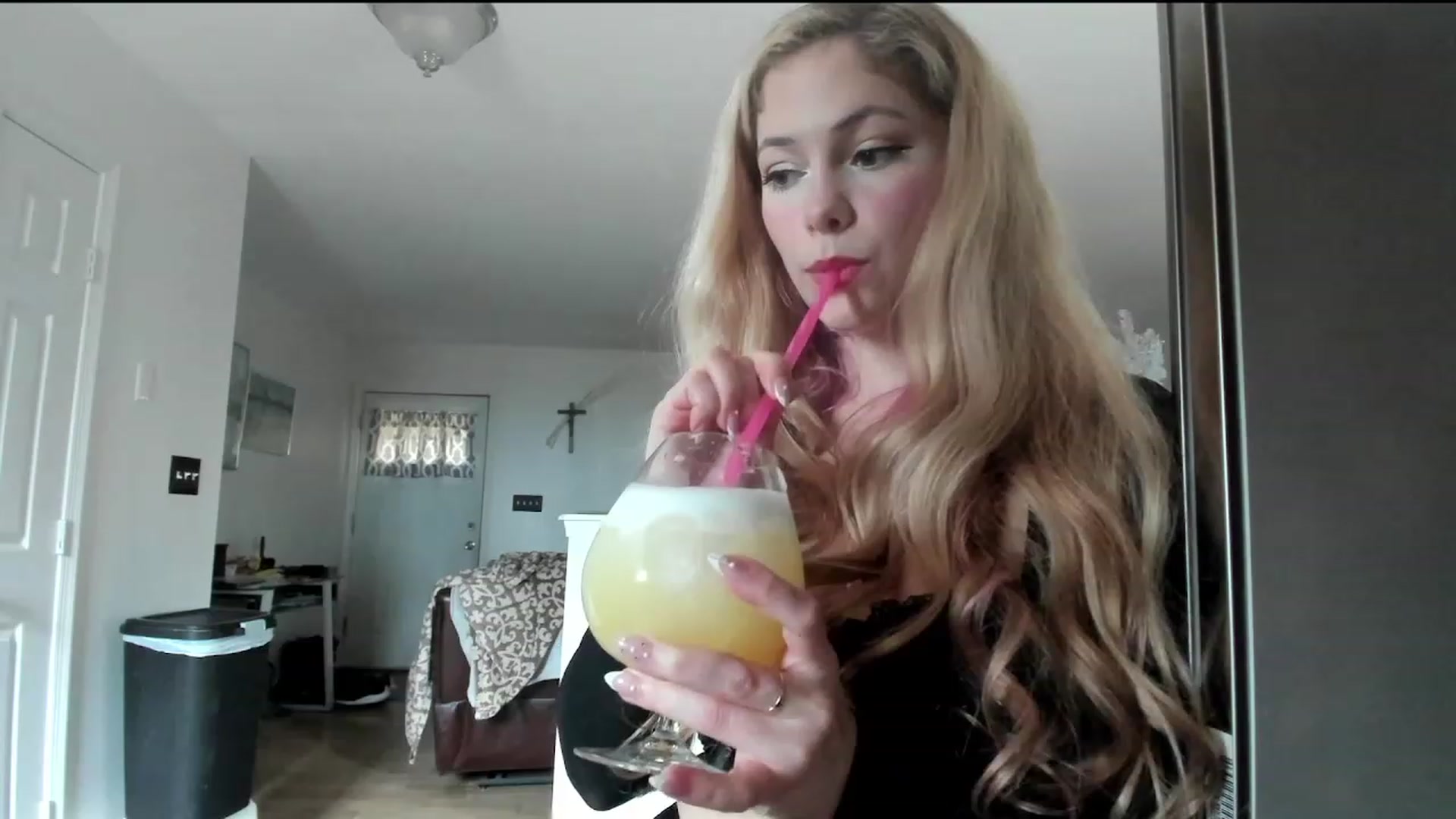 Gallery image thumbnail from lolypopbubble's myfreecams stream on, 12/05/2023, 20:15 image 15 of 20