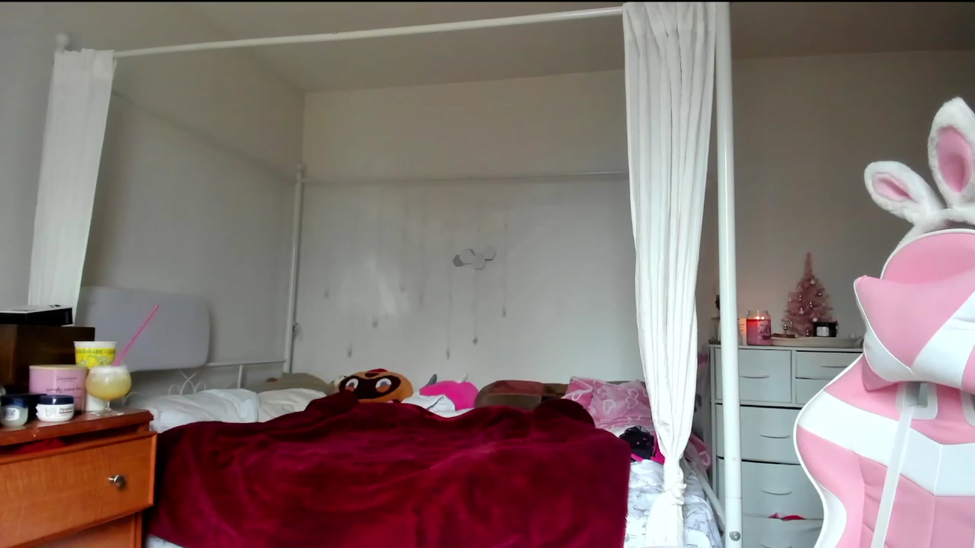 Gallery image thumbnail from lolypopbubble's myfreecams stream on, 12/05/2023, 20:15 image 16 of 20