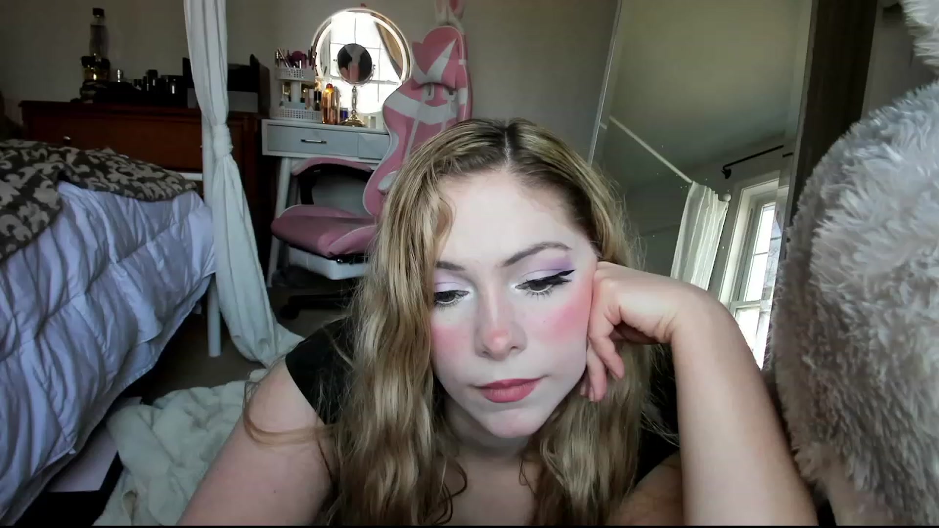 Gallery image thumbnail from lolypopbubble's myfreecams stream on, 02/08/2024, 17:42 image 18 of 20