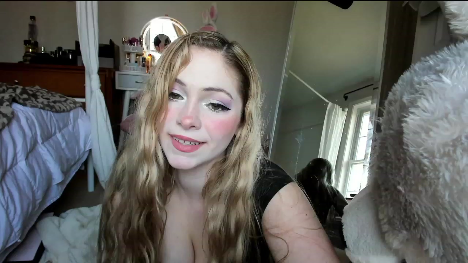 Gallery image thumbnail from lolypopbubble's myfreecams stream on, 02/08/2024, 17:42 image 15 of 20