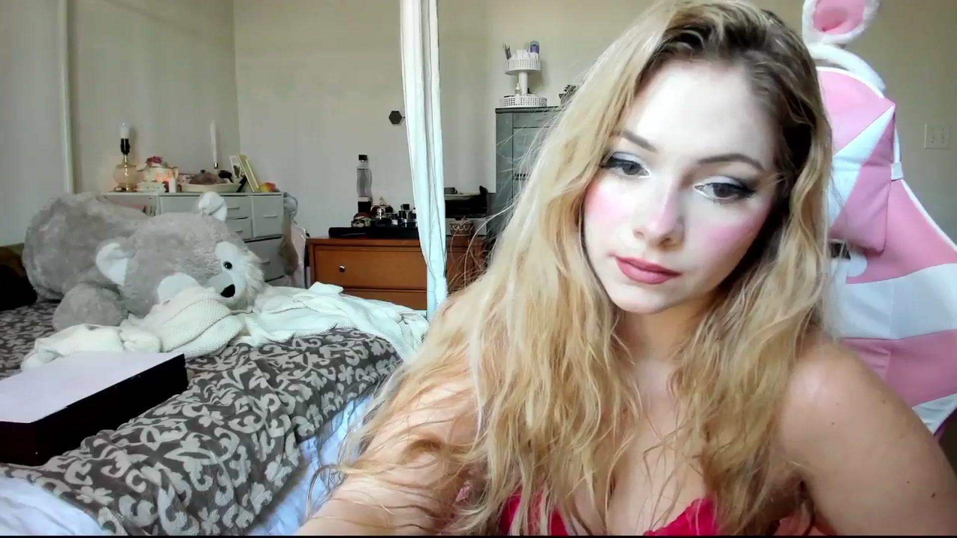 Gallery image thumbnail from lolypopbubble's myfreecams stream on, 02/21/2024, 19:51 image 10 of 20