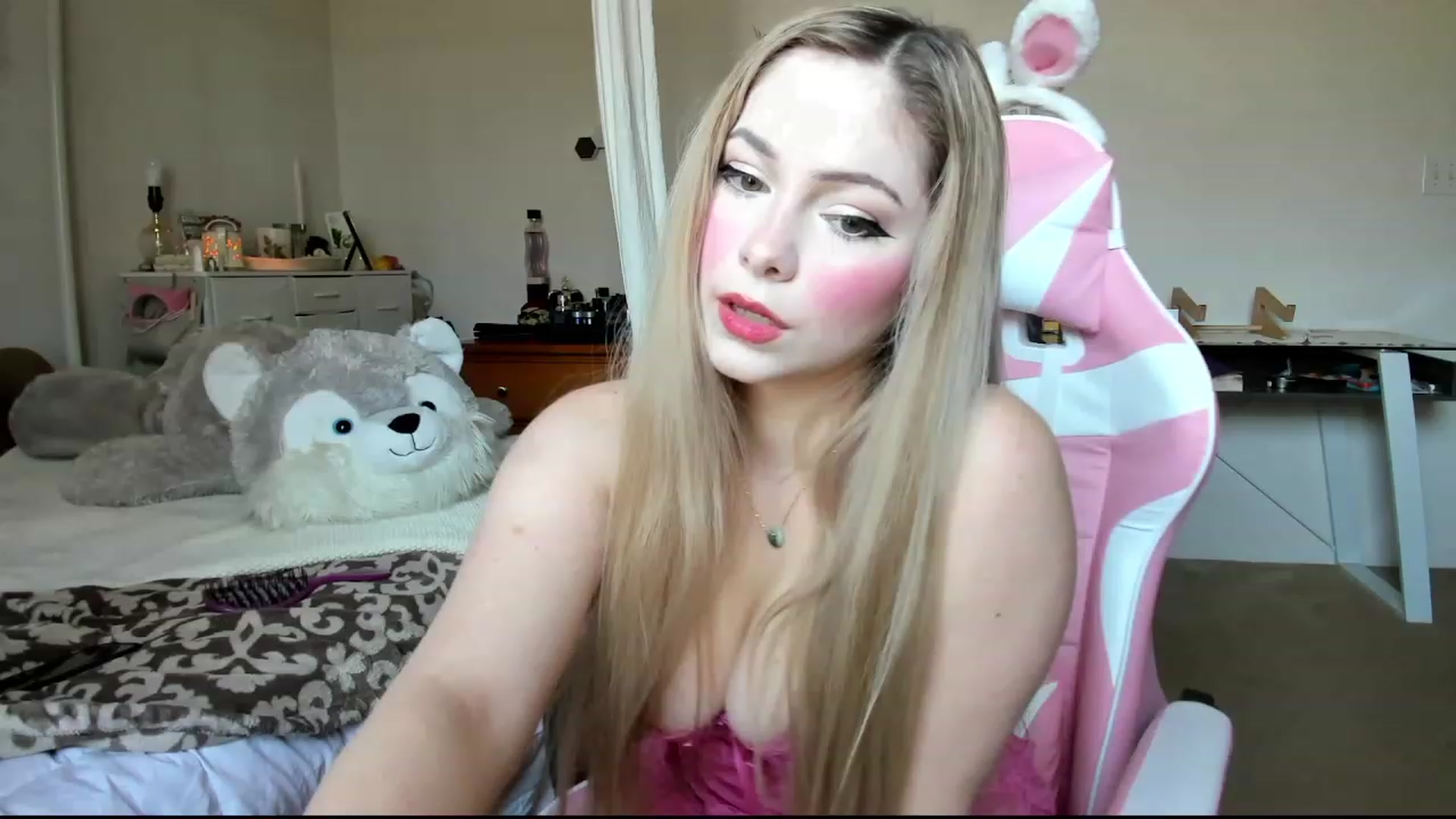 Gallery image thumbnail from lolypopbubble's myfreecams stream on, 02/26/2024, 17:09 image 18 of 20