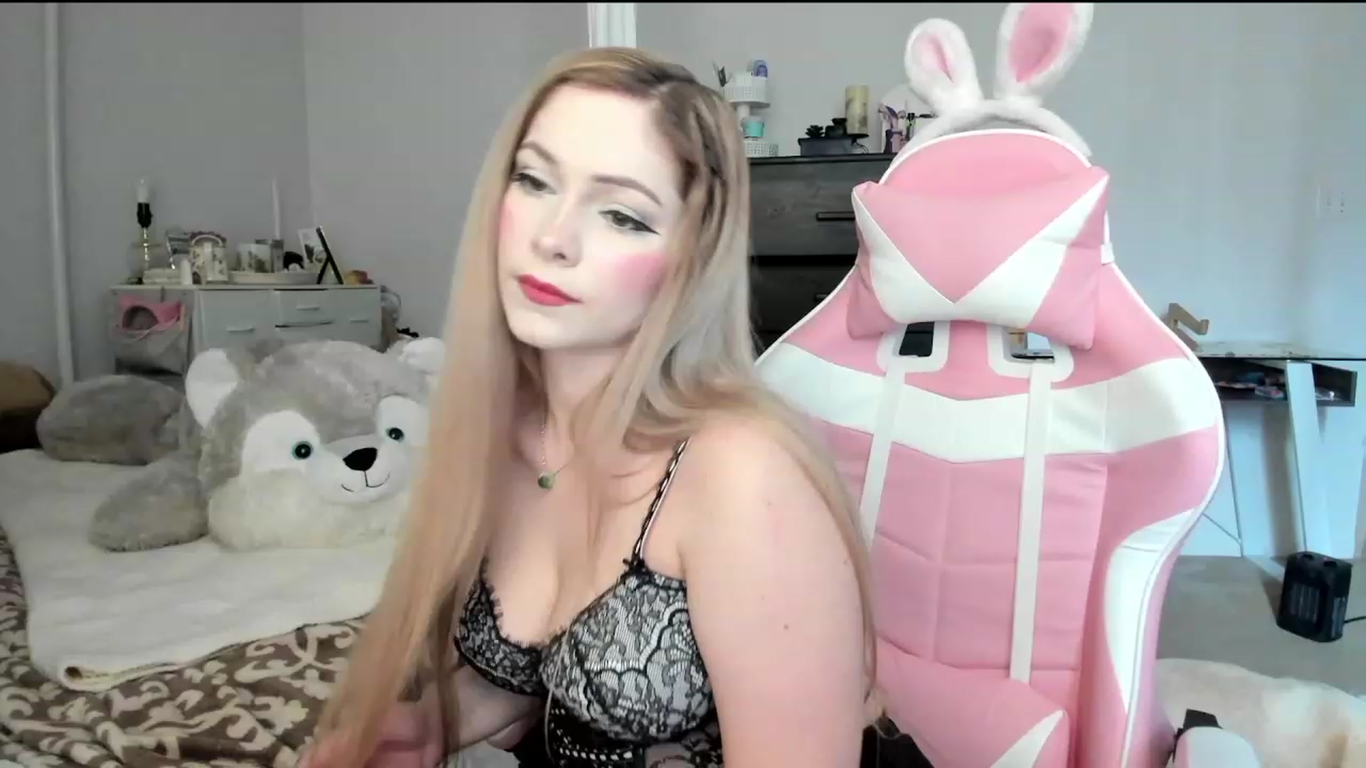 Gallery image thumbnail from lolypopbubble's myfreecams stream on, 02/27/2024, 21:25 image 4 of 20