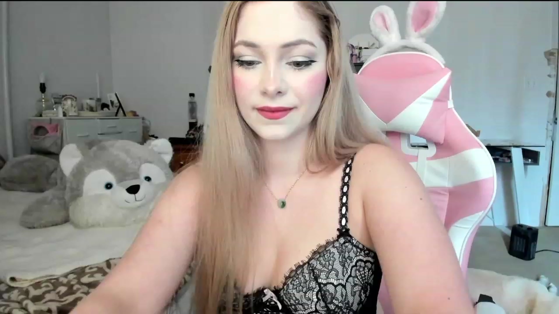Gallery image thumbnail from lolypopbubble's myfreecams stream on, 02/27/2024, 21:25 image 3 of 20