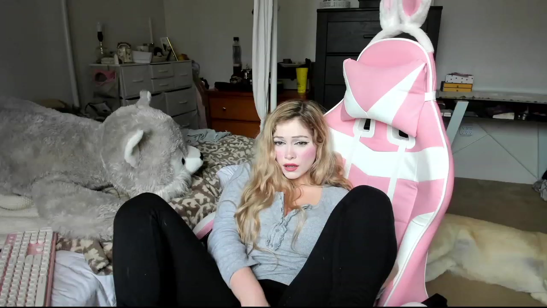 Gallery image thumbnail from lolypopbubble's myfreecams stream on, 02/28/2024, 20:06 image 6 of 20