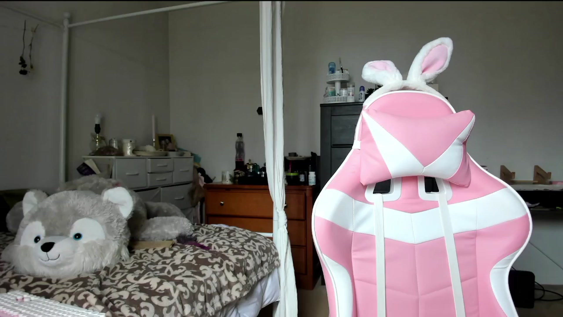 Gallery image thumbnail from lolypopbubble's myfreecams stream on, 04/01/2024, 20:52 image 1 of 20