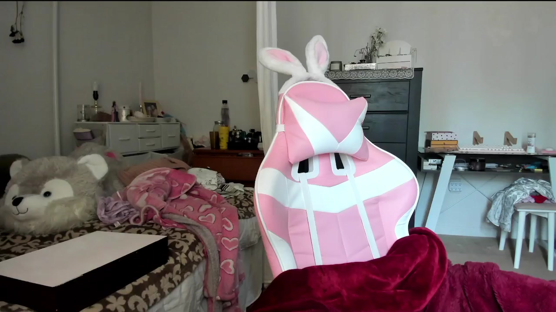 Gallery image thumbnail from lolypopbubble's myfreecams stream on, 04/15/2024, 17:31 image 4 of 20