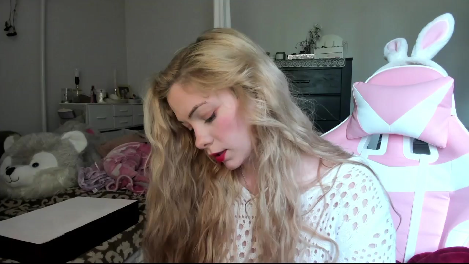 Gallery image thumbnail from lolypopbubble's myfreecams stream on, 04/15/2024, 17:31 image 18 of 20