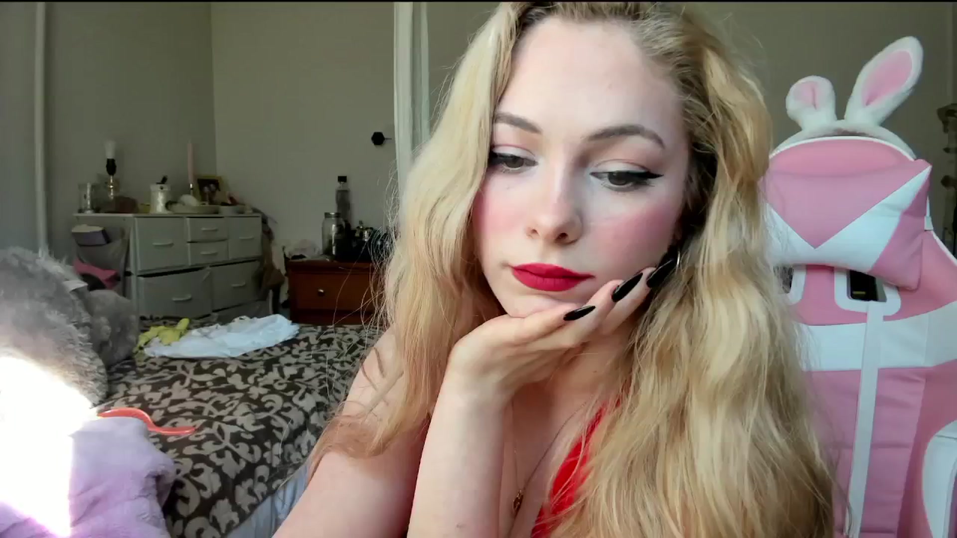 Gallery image thumbnail from lolypopbubble's myfreecams stream on, 04/16/2024, 21:05 image 16 of 20
