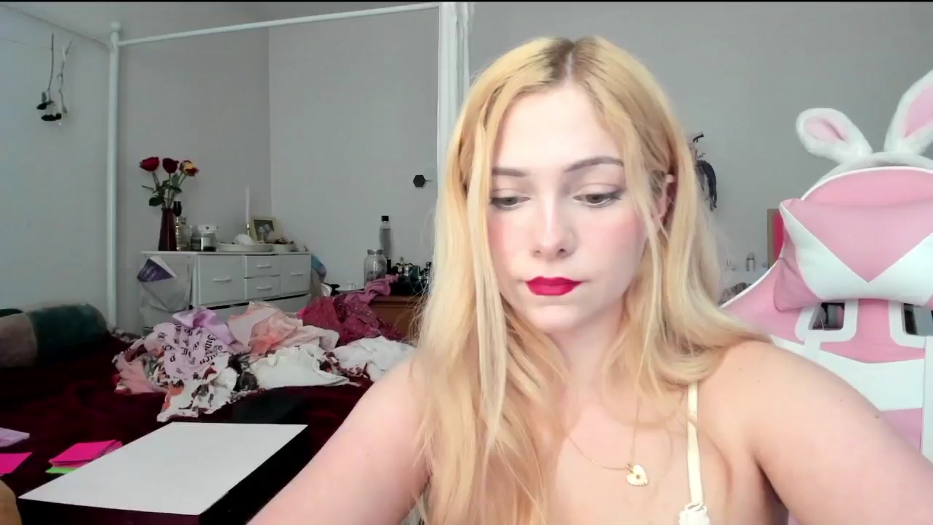 Gallery image thumbnail from lolypopbubble's myfreecams stream on, 05/06/2024, 19:57 image 13 of 20