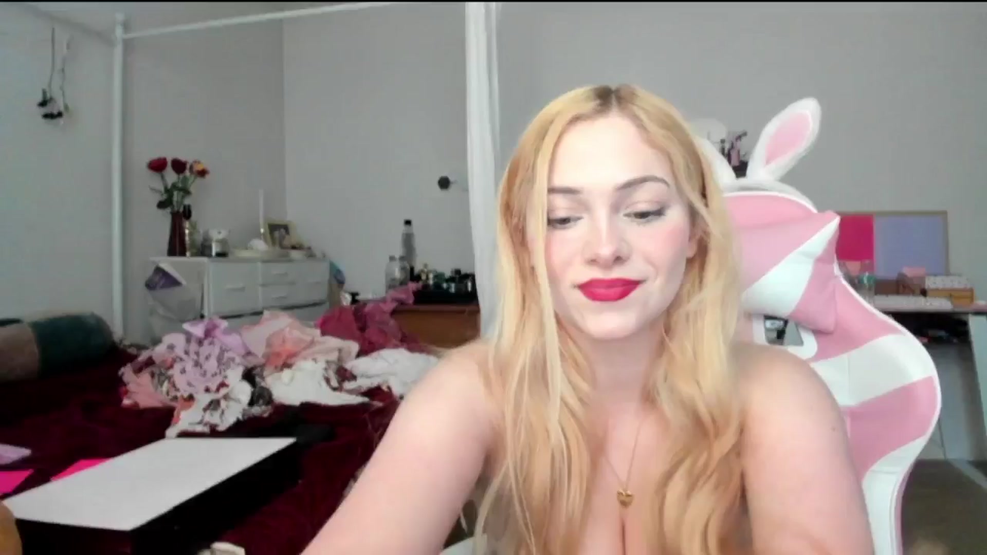 Gallery image thumbnail from lolypopbubble's myfreecams stream on, 05/06/2024, 19:57 image 18 of 20
