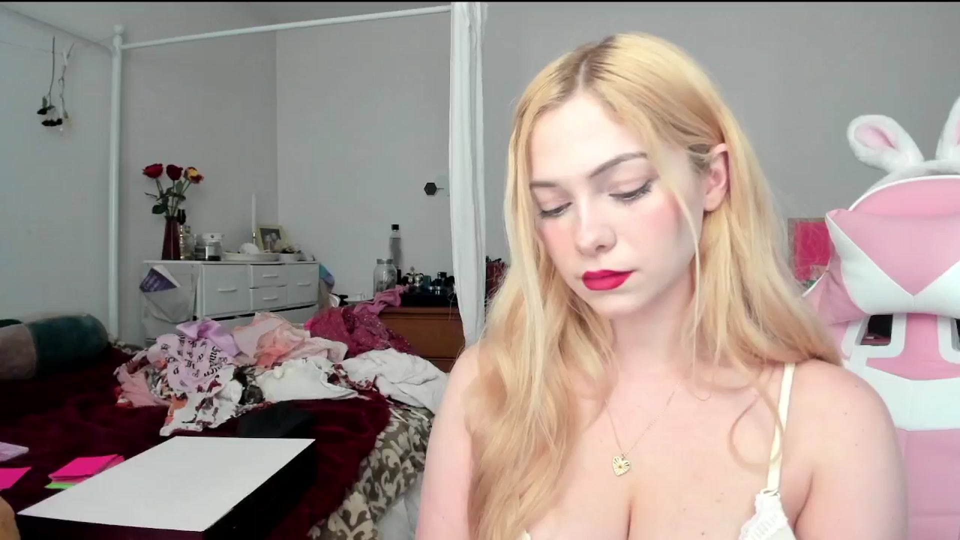 Gallery image thumbnail from lolypopbubble's myfreecams stream on, 05/06/2024, 19:57 image 10 of 20