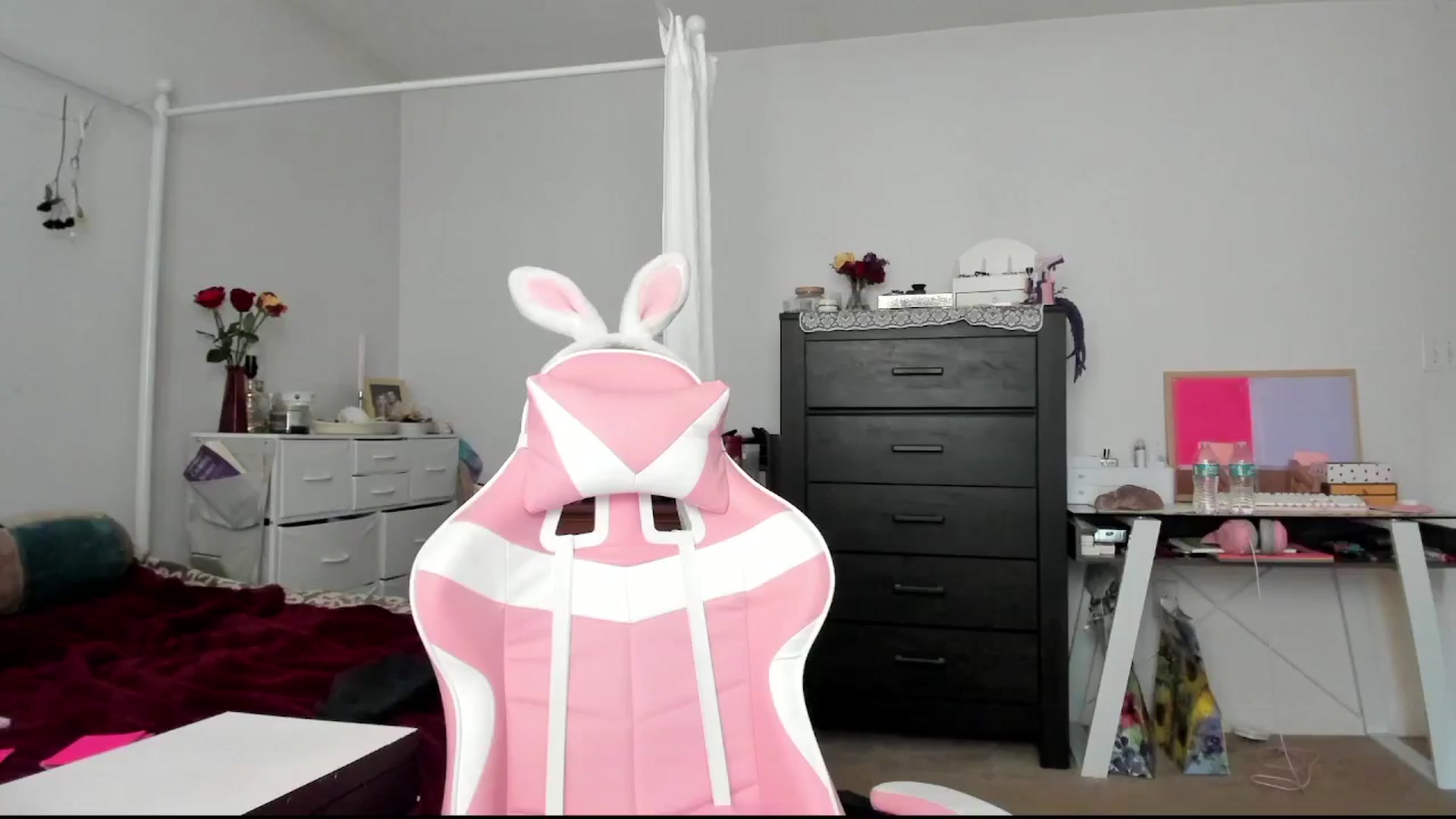 Gallery image thumbnail from lolypopbubble's myfreecams stream on, 05/06/2024, 19:57 image 2 of 20