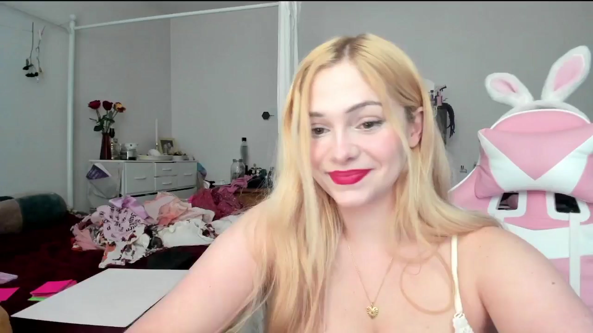 Gallery image thumbnail from lolypopbubble's myfreecams stream on, 05/06/2024, 19:57 image 11 of 20