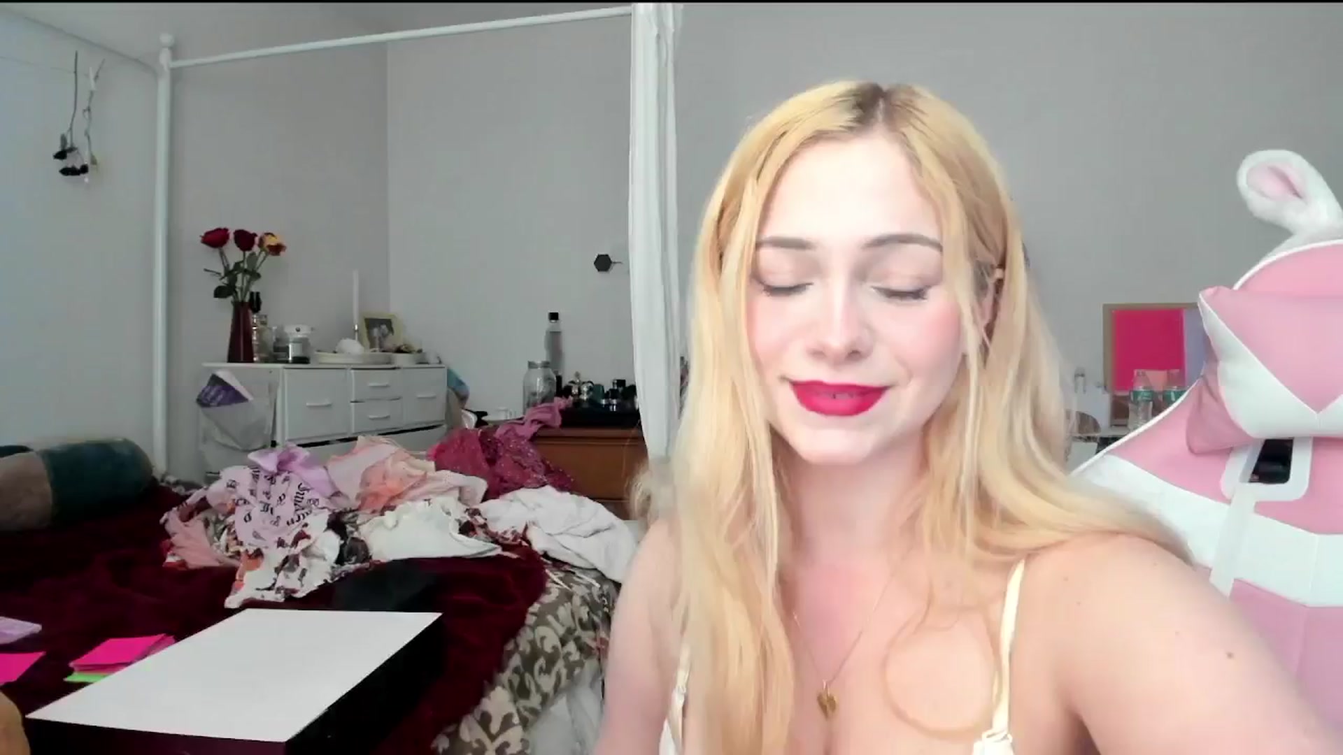 Gallery image thumbnail from lolypopbubble's myfreecams stream on, 05/06/2024, 19:57 image 12 of 20