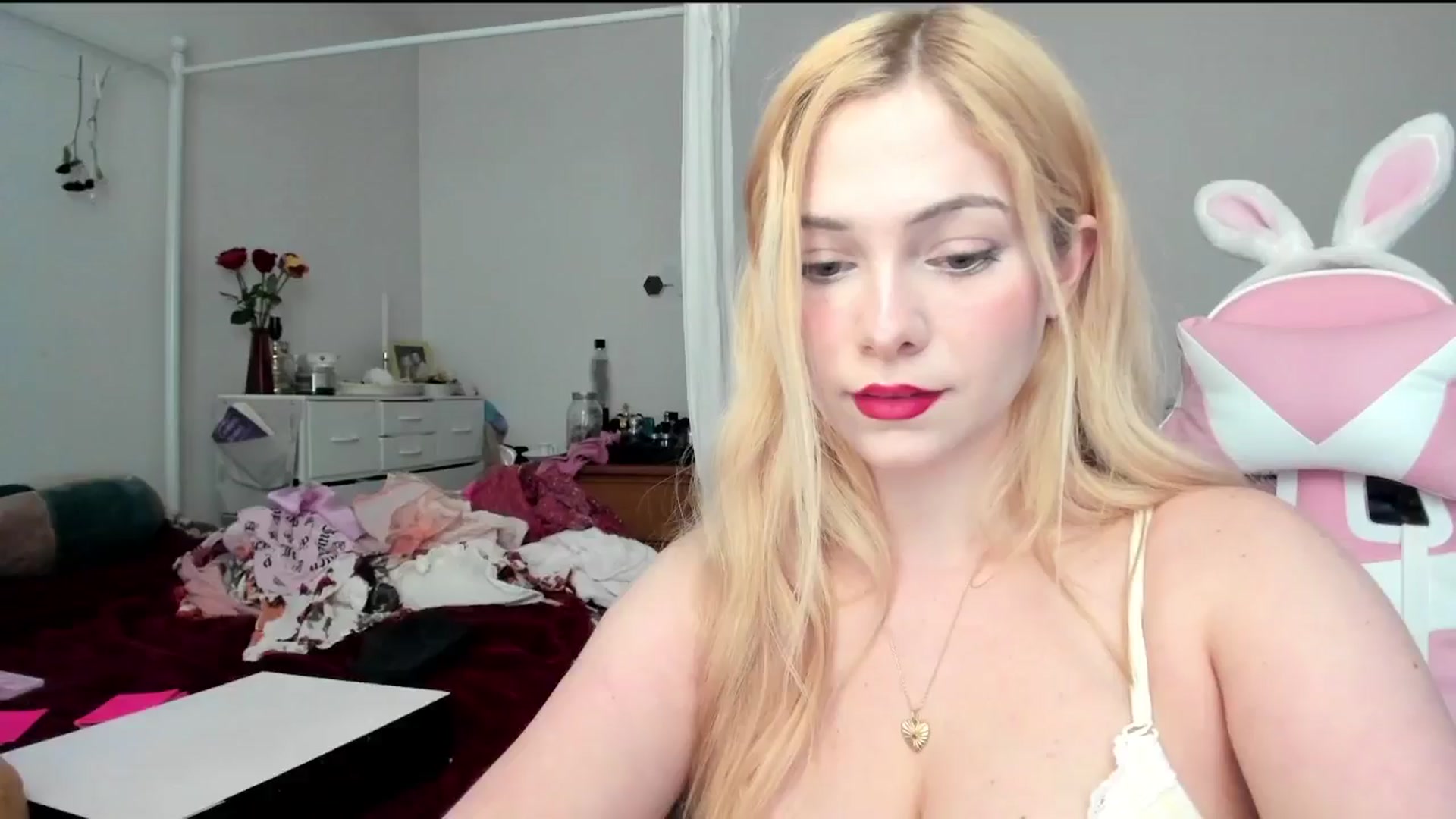 Gallery image thumbnail from lolypopbubble's myfreecams stream on, 05/06/2024, 19:57 image 9 of 20