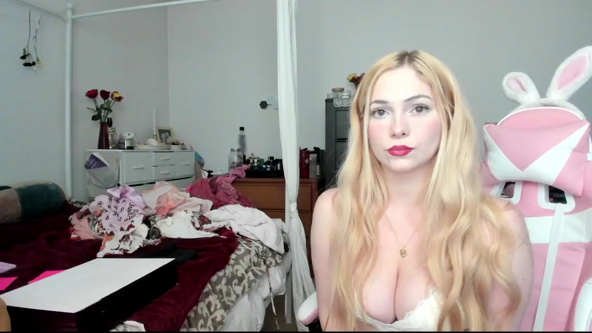 Gallery image thumbnail from lolypopbubble's myfreecams stream on, 05/06/2024, 21:14 image 8 of 20
